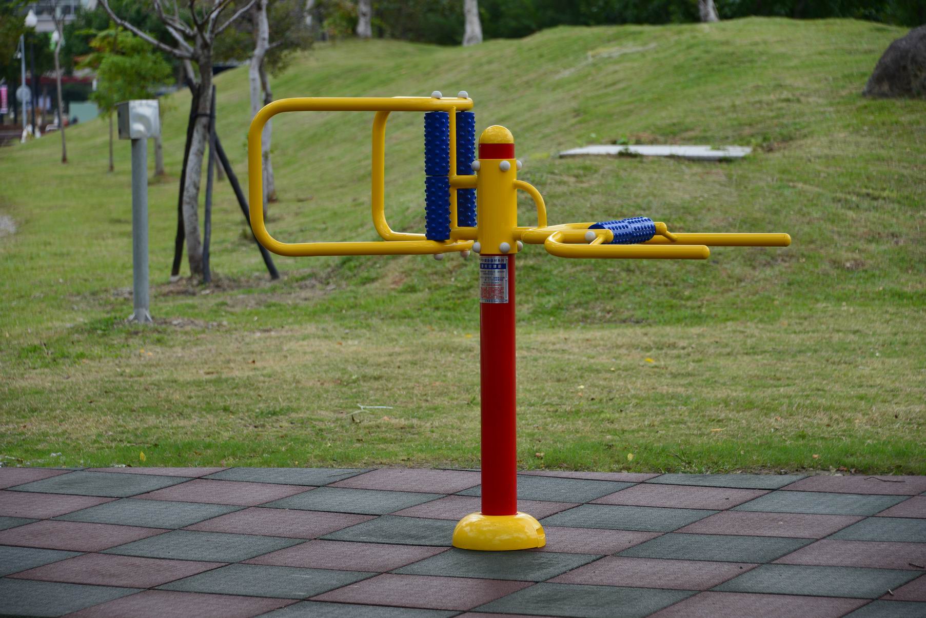 富幼企業有限公司-共融遊戲場｜體健設施｜安全地墊｜遊具｜規劃設計-腰背按摩器